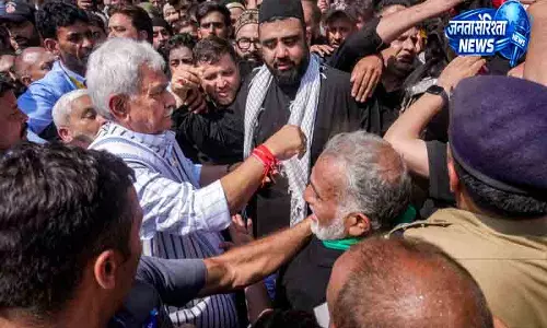 Srinagar में आशूरा जुलूस में एलजी और सीएम शामिल