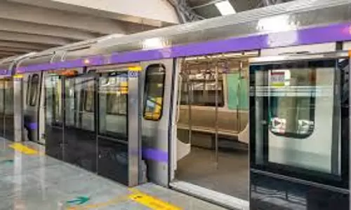 Kolkata: ब्लू लाइन मेट्रो सेवा बाधित, कालीघाट स्टेशन पर व्यक्ति ने की पटरी पर कूदने की कोशिश