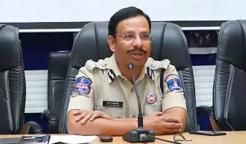 हेलमेट पहनें, अपनी जान बचाएं: सज्जनार ने राइडर्स से कहा