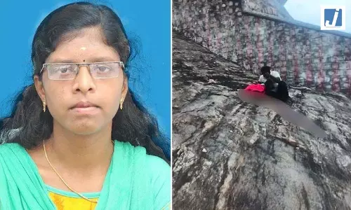 बंदरों के झुंड से बचने की कोशिश में नवविवाहिता की गिरकर मौत, हादसा पति के सामने हुआ