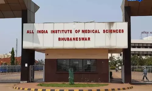 AIIMS भुवनेश्वर में मरीज की मौत के बाद हंगामा, डॉक्टर पर हमला, अस्पताल में तनाव AIIMS भुवनेश्वर में मरीज की मौत के बाद हंगामा, डॉक्टर पर हमला, अस्पताल में तनाव