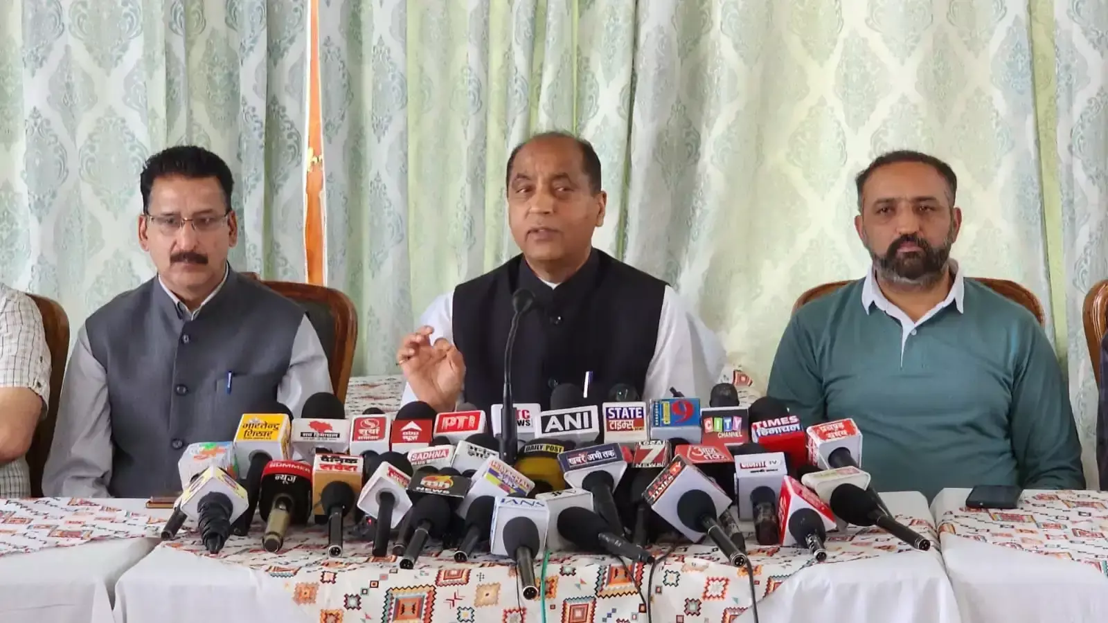 Shimla: पंचायत और निकाय चुनाव टालने को लेकर सियासत गरम, जयराम ठाकुर ने उठाए सवाल