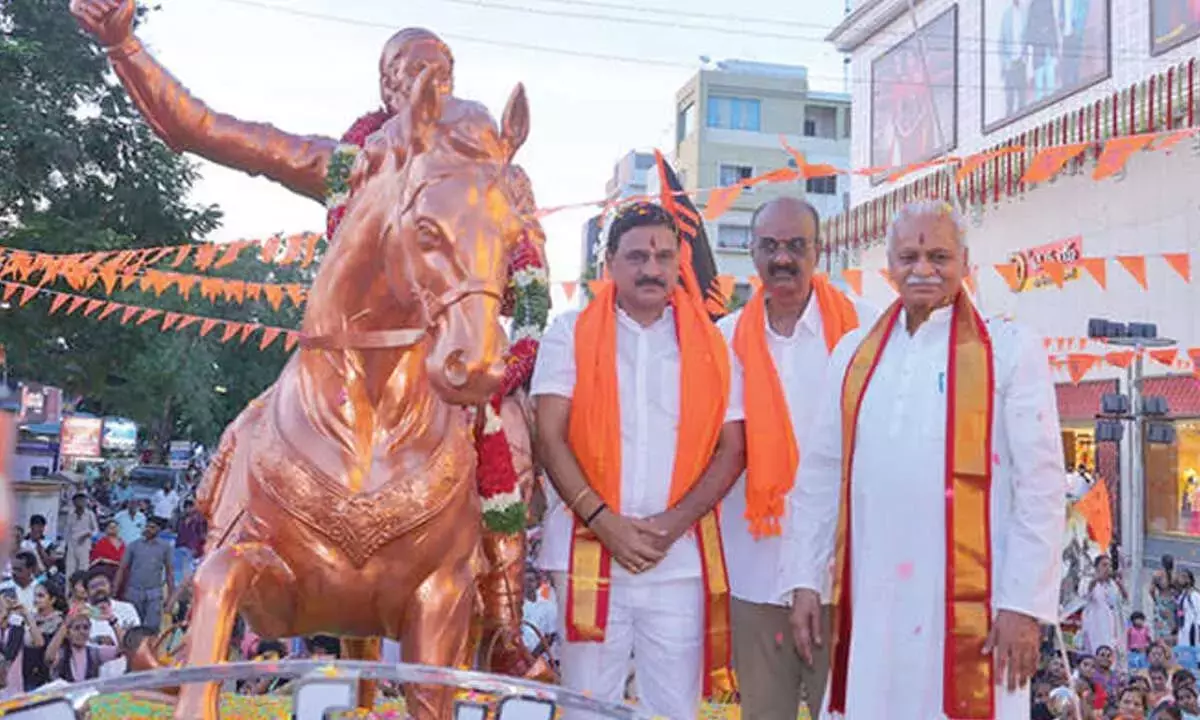 Andhra: ताडेपल्लीगुडेम में छत्रपति शिवाजी की प्रतिमा का अनावरण किया गया