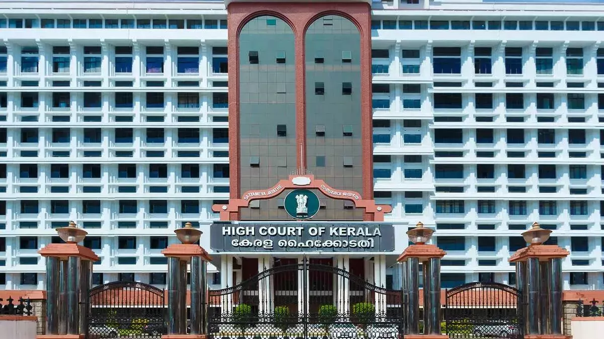 HC ने मुत्तिल पेड़ कटाई मामले में जब्त की गई लकड़ी की नीलामी पर रोक लगाई