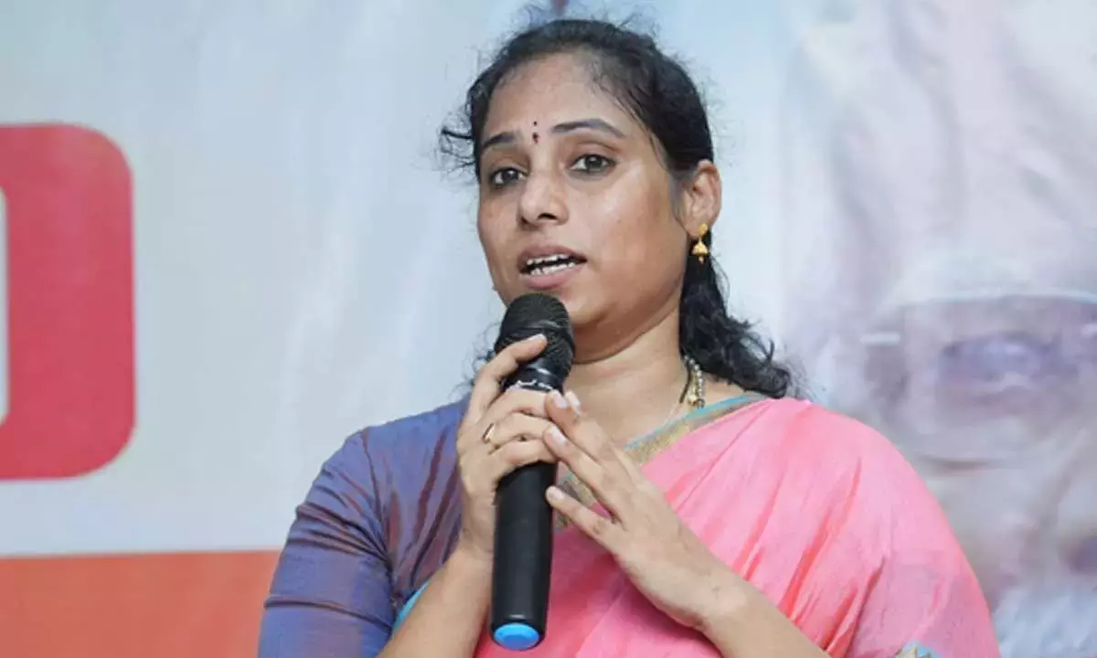 Andhra: विधायक गल्ला माधवी ने 47 लाभार्थियों को सीएमआरएफ सहायता वितरित की