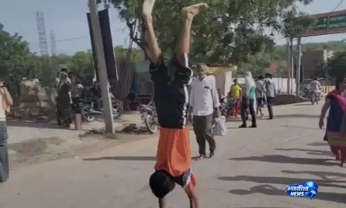Barsana Dham में दिखी अनोखी आस्था