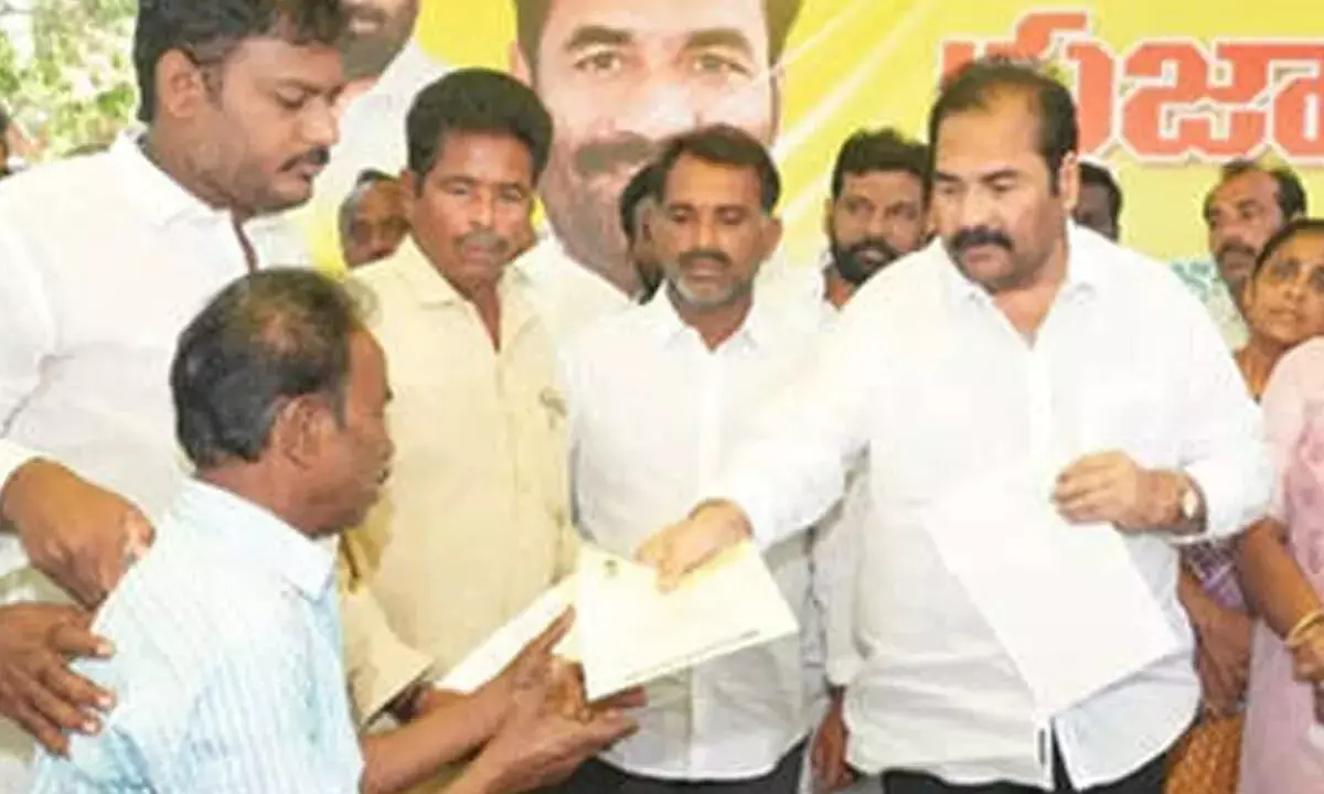 Andhra: विधायक ने CMRF चेक का वितरण किया