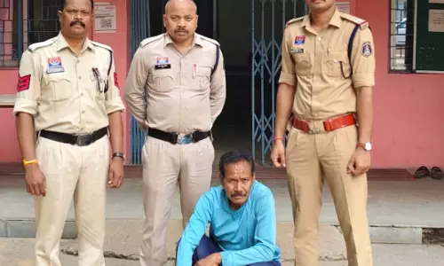 पुलिस ने महुआ शराब बेच रहे कोचिया को रंगे हाथ पकड़ा