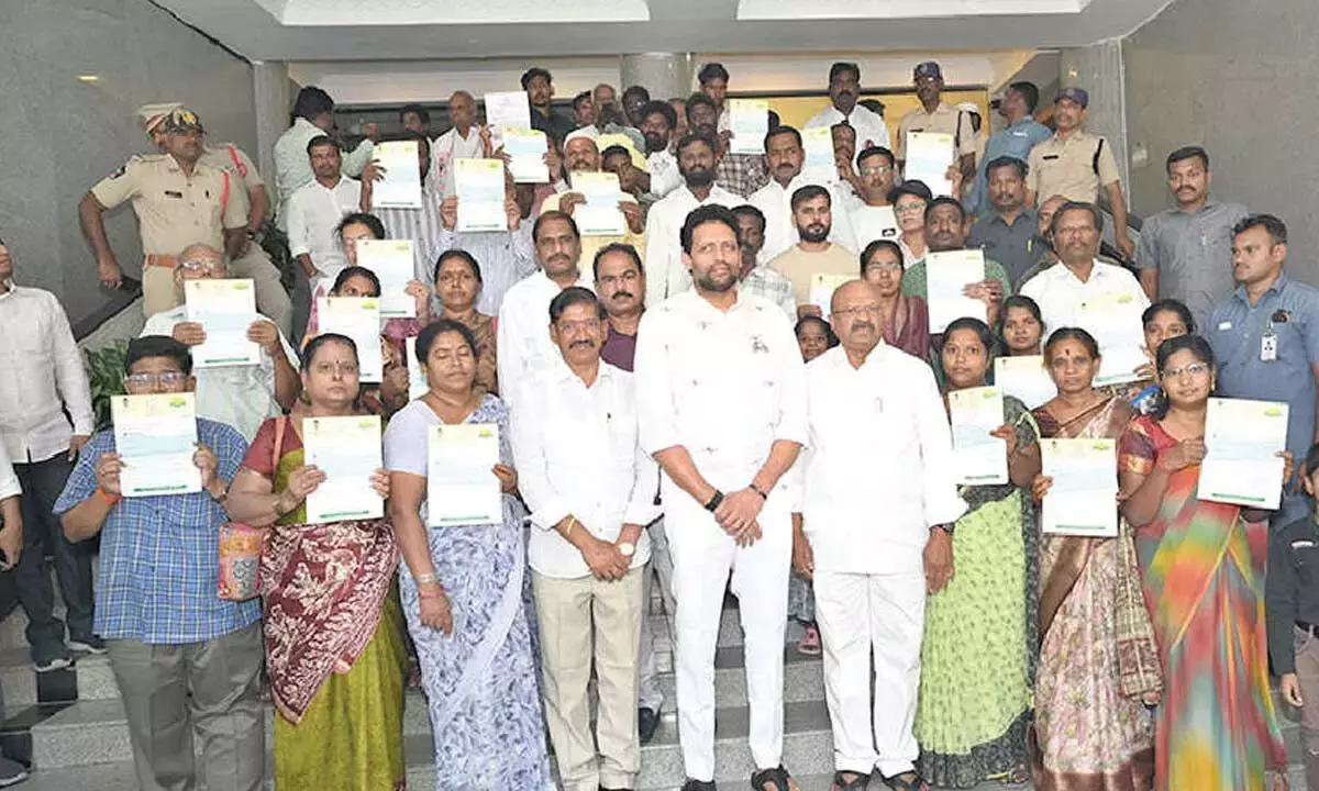 Andhra: मंत्री ने बांटे सीएमआरएफ चेक