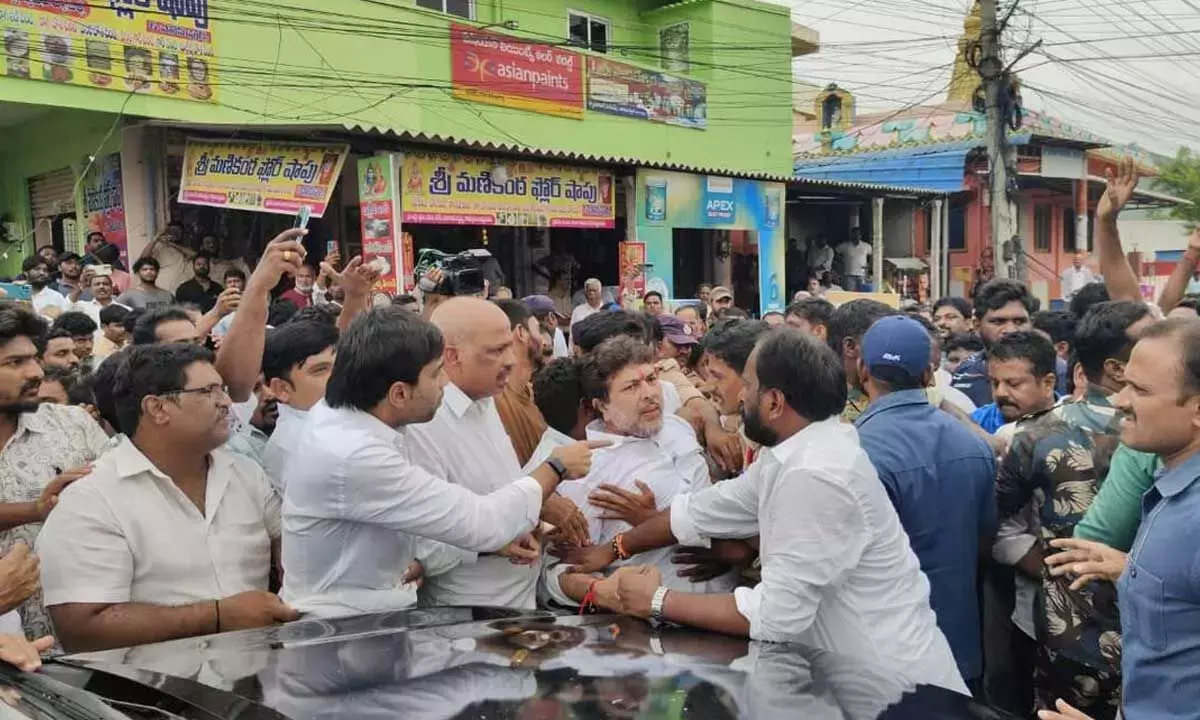 Andhra: वाईएसआरसीपी नेताओं के दौरे के दौरान अमरावती के उंदावल्ली में तनाव व्याप्त है
