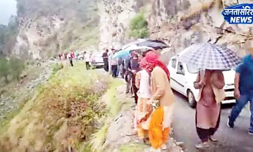 पहली दुर्घटना की जांच के दौरान पुलिस को दिखा लुढक़ता टायर