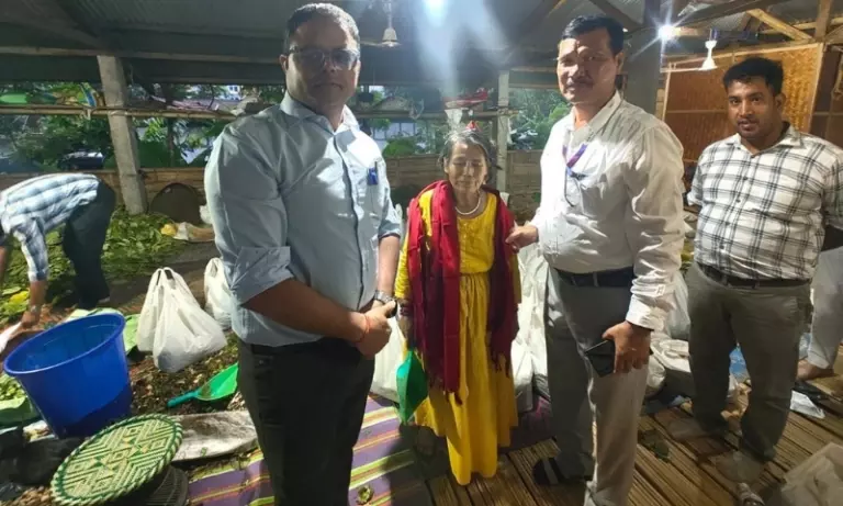 SBI पासीघाट ने पद्म श्री यानुंग जामोह हर्बल क्लिनिक को एयरपोर्ट की कुर्सियां ​​दान कीं