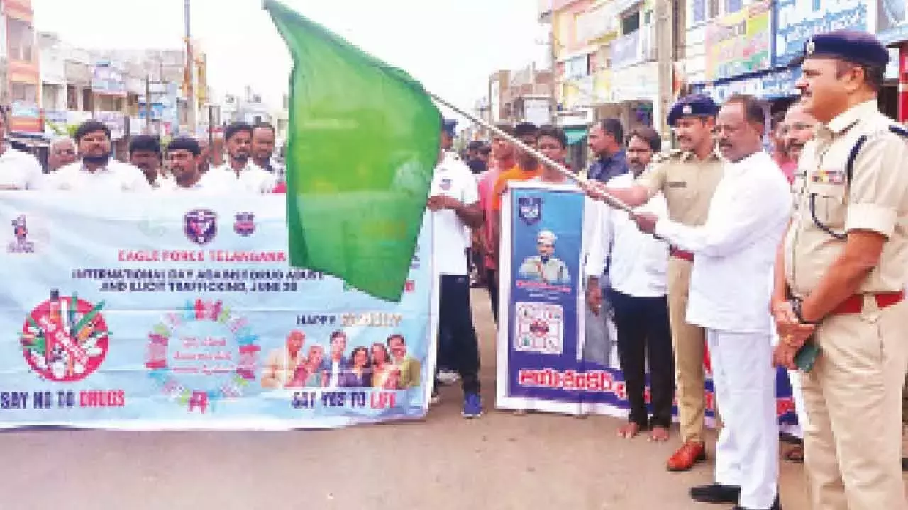 Telangana: कई लोग नशीली दवाओं के दुरुपयोग के खिलाफ रैली में भाग लेते हैं