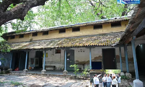 शिक्षा मंत्री गजेंद्र यादव ने 100 वर्ष पुराने DEO दफ्तर का किया निरीक्षण