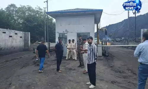 हथियार लहराकर धमकी देते हुए भागे अपराधी