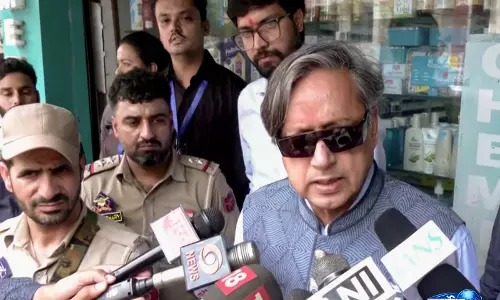 Shashi Tharoor ने विपक्ष के नेता के तौर पर दो साल पूरे करने पर राहुल गांधी को दी बधाई