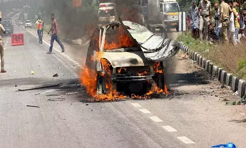 Karnataka में कार में आग लगने से युवक की मौत, प्रेम प्रसंग और चाकूबाजी के बाद जांच तेज