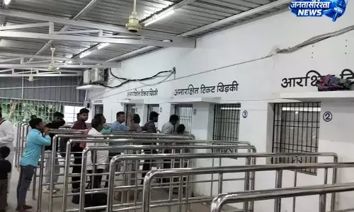 बेतिया स्टेशन का आरक्षण केंद्र बना ‘तंदूर’