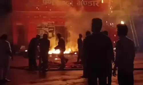 FIRE: गद्दों के गोदाम में लगी आग ने लिया विकराल रूप, लाखों के नुकसान की आशंका