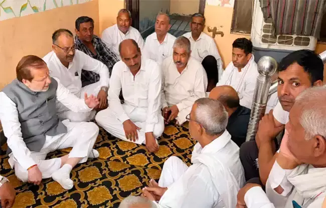 Sonipat: लखनऊ अग्निकांड के पीड़ित परिवार से मिले कैबिनेट मंत्री Sonipat: लखनऊ अग्निकांड के पीड़ित परिवार से मिले कैबिनेट मंत्री