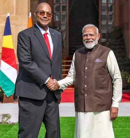 सेशेल्स के लिए रवाना हुए पीएम मोदी, बोले- समुद्री सहयोग और हिंद महासागर क्षेत्र में सुरक्षा को मिलेगा बढ़ावा सेशेल्स के लिए रवाना हुए पीएम मोदी, बोले- समुद्री सहयोग और हिंद महासागर क्षेत्र में सुरक्षा को मिलेगा बढ़ावा