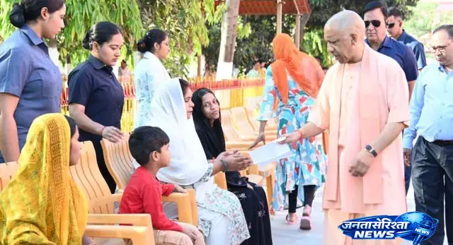 गोरखनाथ मंदिर में जनता दर्शन: CM योगी ने सुनीं 200 लोगों की समस्याएं गोरखनाथ मंदिर में जनता दर्शन: CM योगी ने सुनीं 200 लोगों की समस्याएं