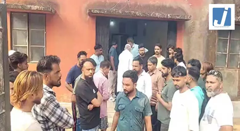 निकाली पुरानी दुश्मनी, पानी पीने के बहाने घर में घुसकर हमलावरों ने की युवक की हत्या निकाली पुरानी दुश्मनी, पानी पीने के बहाने घर में घुसकर हमलावरों ने की युवक की हत्या