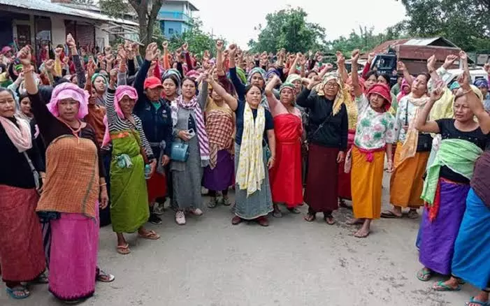 Manipur में महत्वपूर्ण पदों पर कर्मचारियों की कमी का विरोध Manipur में महत्वपूर्ण पदों पर कर्मचारियों की कमी का विरोध