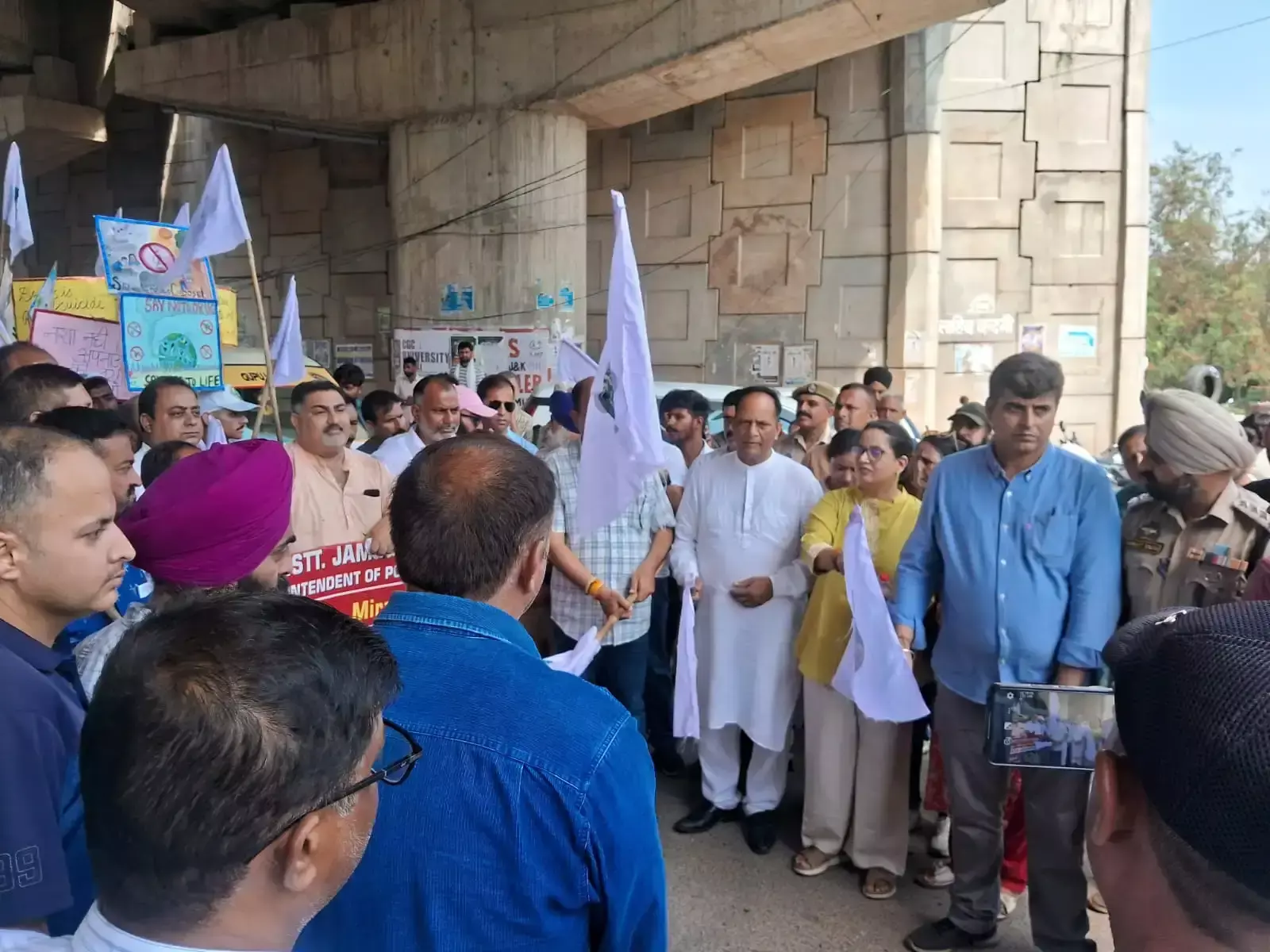 Jammu: नशा विरोधी जागरूकता रैली में बड़ी संख्या में लोगों की भागीदारी Jammu: नशा विरोधी जागरूकता रैली में बड़ी संख्या में लोगों की भागीदारी