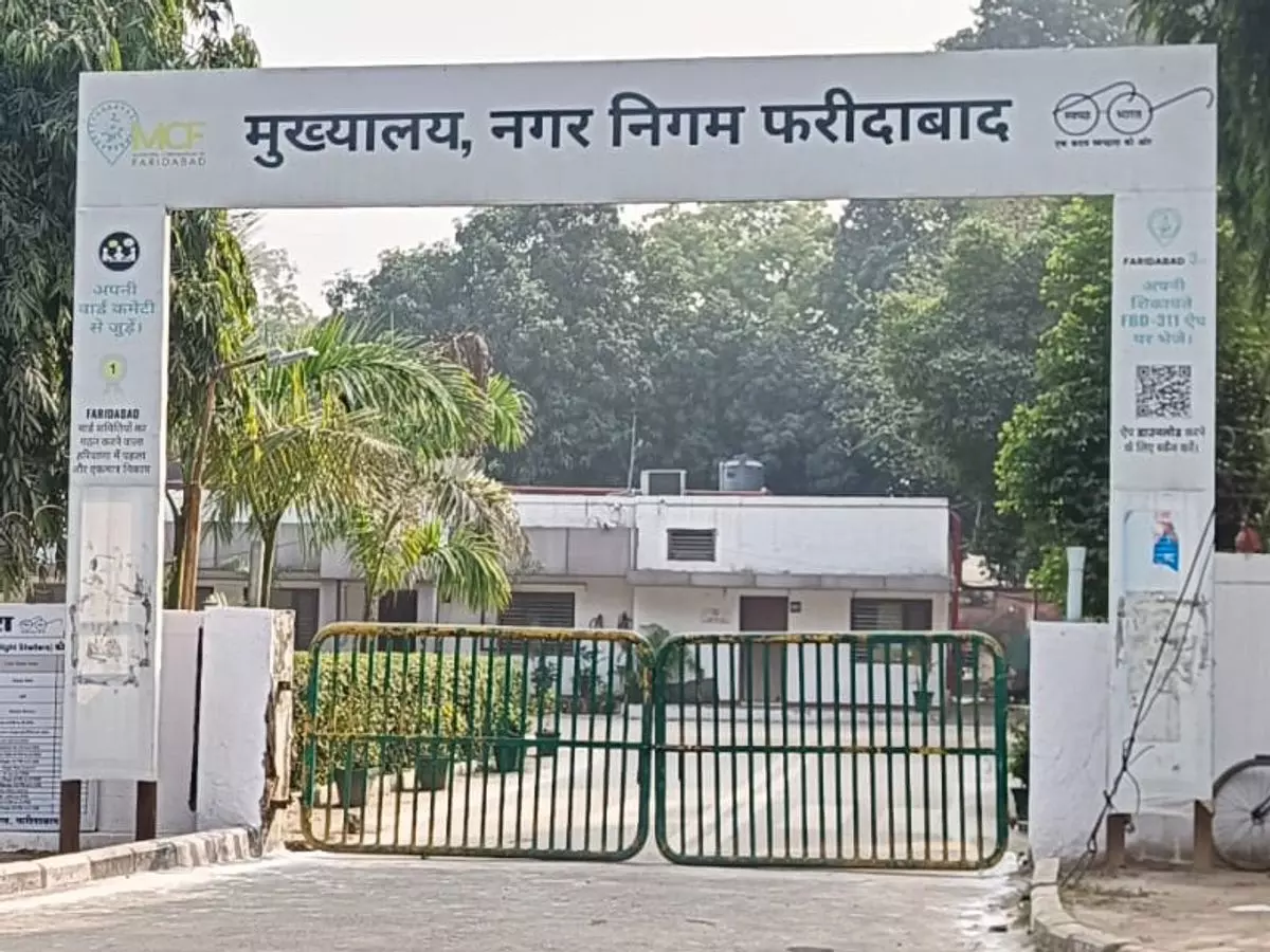 Faridabad: लापरवाही पर फरीदाबाद नगर निगम के इंजीनियर पर गिरी गाज