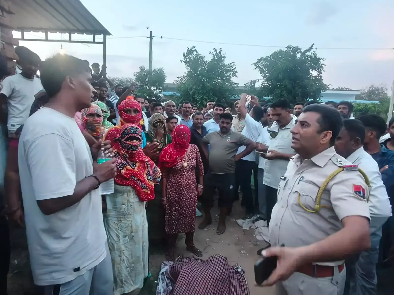 Jhunjhunu: शराब की दुकान पर युवक की मौत, संदिग्ध हालात से भड़का आक्रोश Jhunjhunu: शराब की दुकान पर युवक की मौत, संदिग्ध हालात से भड़का आक्रोश