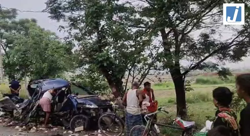 कार के पेड़ से टकराते ही सड़क पर बिखरीं शराब की बोतलों पर टूट पड़े लोग, बोरे-गमछे और थैले में भरकर ले गए कार के पेड़ से टकराते ही सड़क पर बिखरीं शराब की बोतलों पर टूट पड़े लोग, बोरे-गमछे और थैले में भरकर ले गए