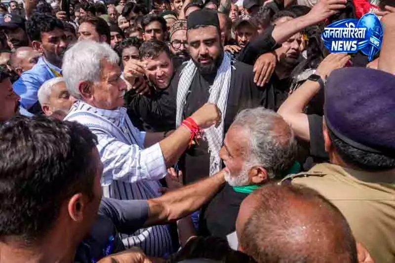 Srinagar में आशूरा जुलूस में एलजी और सीएम शामिल Srinagar में आशूरा जुलूस में एलजी और सीएम शामिल