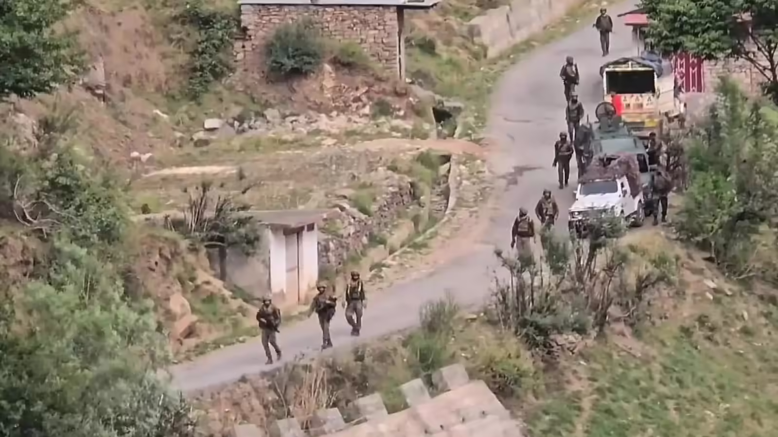 Srinagar: राष्ट्रविरोधी तत्वों पर शिकंजा, घाटी के कई इलाकों में छापेमारी और तलाशी Srinagar: राष्ट्रविरोधी तत्वों पर शिकंजा, घाटी के कई इलाकों में छापेमारी और तलाशी