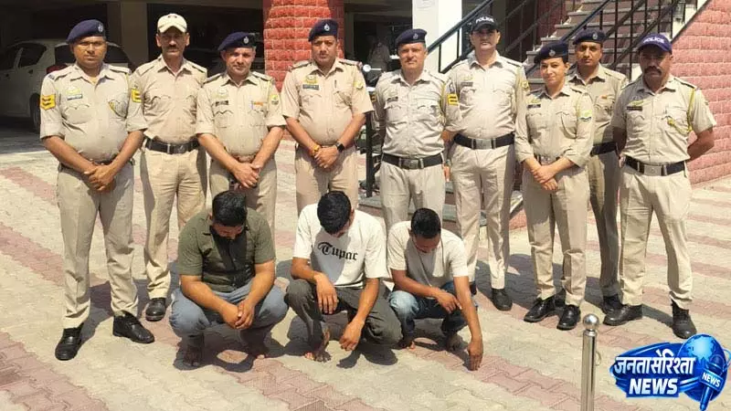 घुमारवीं पुलिस ने पकड़ी 4 किलो 100 ग्राम चरस, मंडी के 3 तस्कर गिरफ्तार घुमारवीं पुलिस ने पकड़ी 4 किलो 100 ग्राम चरस, मंडी के 3 तस्कर गिरफ्तार