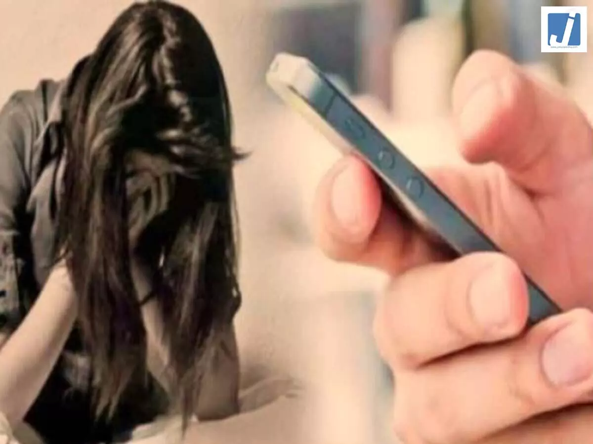 जबरन पोर्न दिखाकर अप्राकृतिक कृत्य करता था पति, सहमी पत्नी ने पुलिस के सामने बयां की आपबीती जबरन पोर्न दिखाकर अप्राकृतिक कृत्य करता था पति, सहमी पत्नी ने पुलिस के सामने बयां की आपबीती
