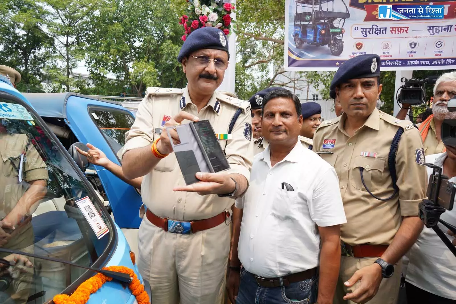 रायपुर शहर के ऑटो और ई-रिक्शा में क्यूआर कोड लगाई गई, गोल्डन बुक ऑफ वर्ल्ड रिकार्ड्स में दर्ज रायपुर शहर के ऑटो और ई-रिक्शा में क्यूआर कोड लगाई गई, गोल्डन बुक ऑफ वर्ल्ड रिकार्ड्स में दर्ज