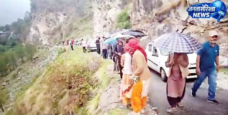 पहली दुर्घटना की जांच के दौरान पुलिस को दिखा लुढक़ता टायर पहली दुर्घटना की जांच के दौरान पुलिस को दिखा लुढक़ता टायर