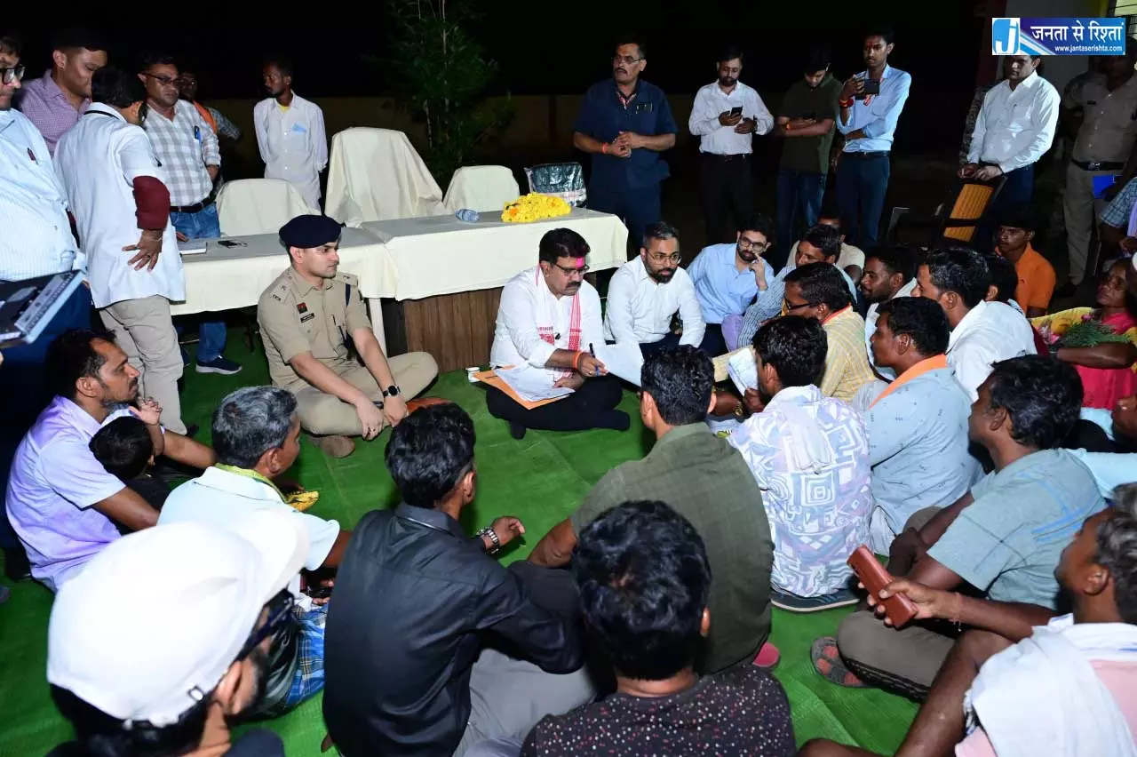किसकोड़ो जहां कभी लगती थी नक्सलियों की चौपाल, वहीं गृहमंत्री विजय शर्मा ने लगाई जनचौपाल किसकोड़ो जहां कभी लगती थी नक्सलियों की चौपाल, वहीं गृहमंत्री विजय शर्मा ने लगाई जनचौपाल