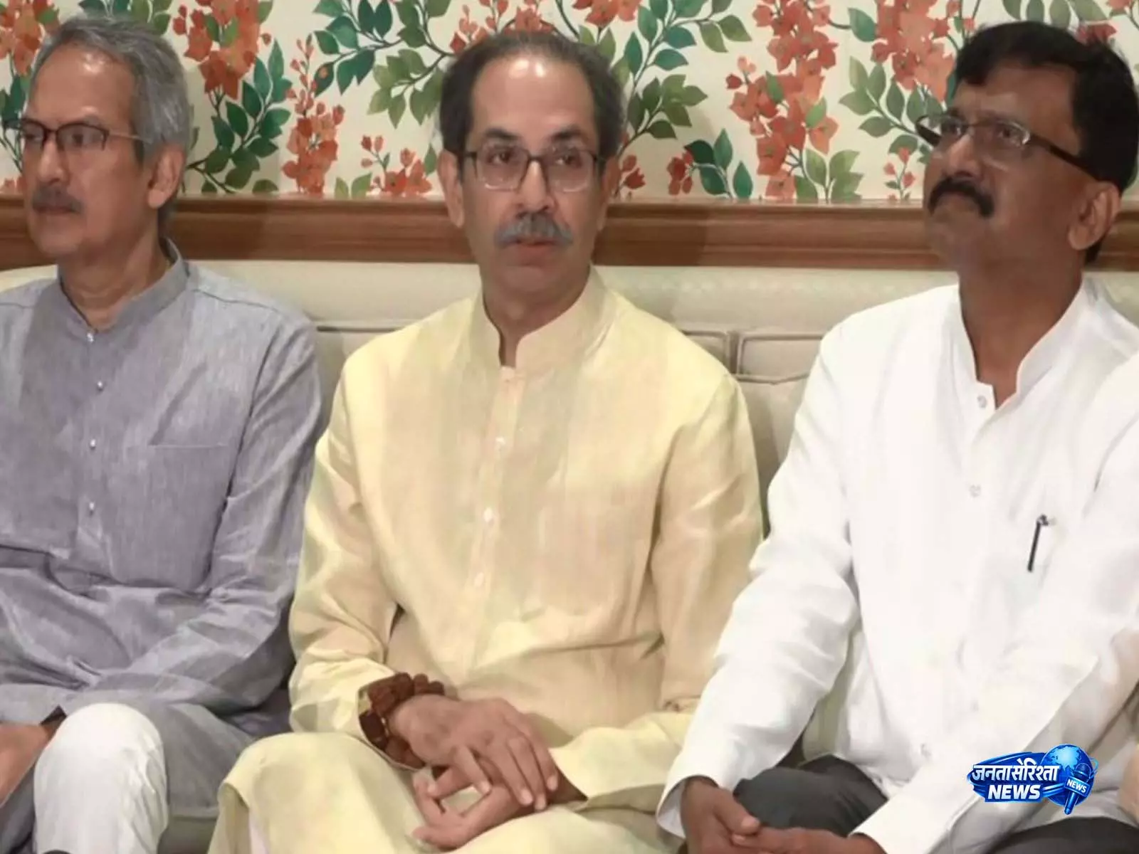 Uddhav Thackeray ने शिंदे पर ‘50 खोखा’ तंज दोहराया, सांसदों की ‘रेट’ पर उठाए सवाल Uddhav Thackeray ने शिंदे पर ‘50 खोखा’ तंज दोहराया, सांसदों की ‘रेट’ पर उठाए सवाल