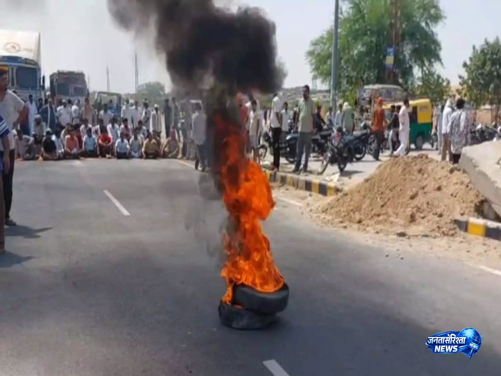 सूरतगढ़ में NH-62 हादसे के बाद विरोध प्रदर्शन, अंडरपास निर्माण की मांग पर सहमति के बाद जाम समाप्त सूरतगढ़ में NH-62 हादसे के बाद विरोध प्रदर्शन, अंडरपास निर्माण की मांग पर सहमति के बाद जाम समाप्त