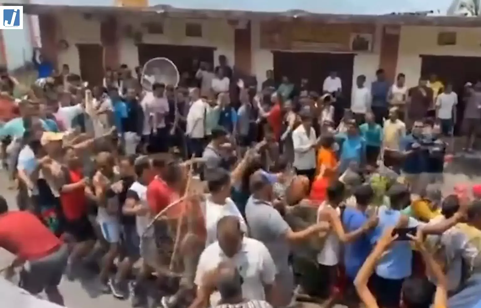 क्षेत्र में सजा ऐतिहासिक मौण मेला, 160 साल पुरानी परंपरा में सामूहिक मछली पकड़ने का आयोजन क्षेत्र में सजा ऐतिहासिक मौण मेला, 160 साल पुरानी परंपरा में सामूहिक मछली पकड़ने का आयोजन