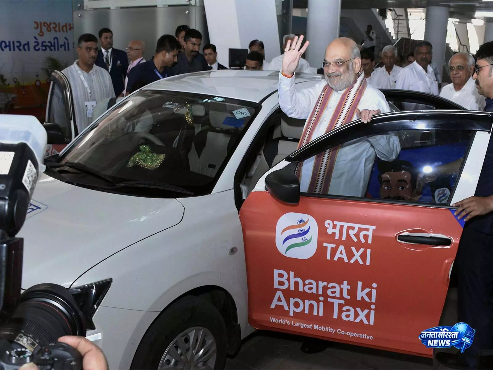 केंद्रीय मंत्री अमित शाह ने Gujarat में भारत टैक्सी का किया उद्घाटन केंद्रीय मंत्री अमित शाह ने Gujarat में भारत टैक्सी का किया उद्घाटन