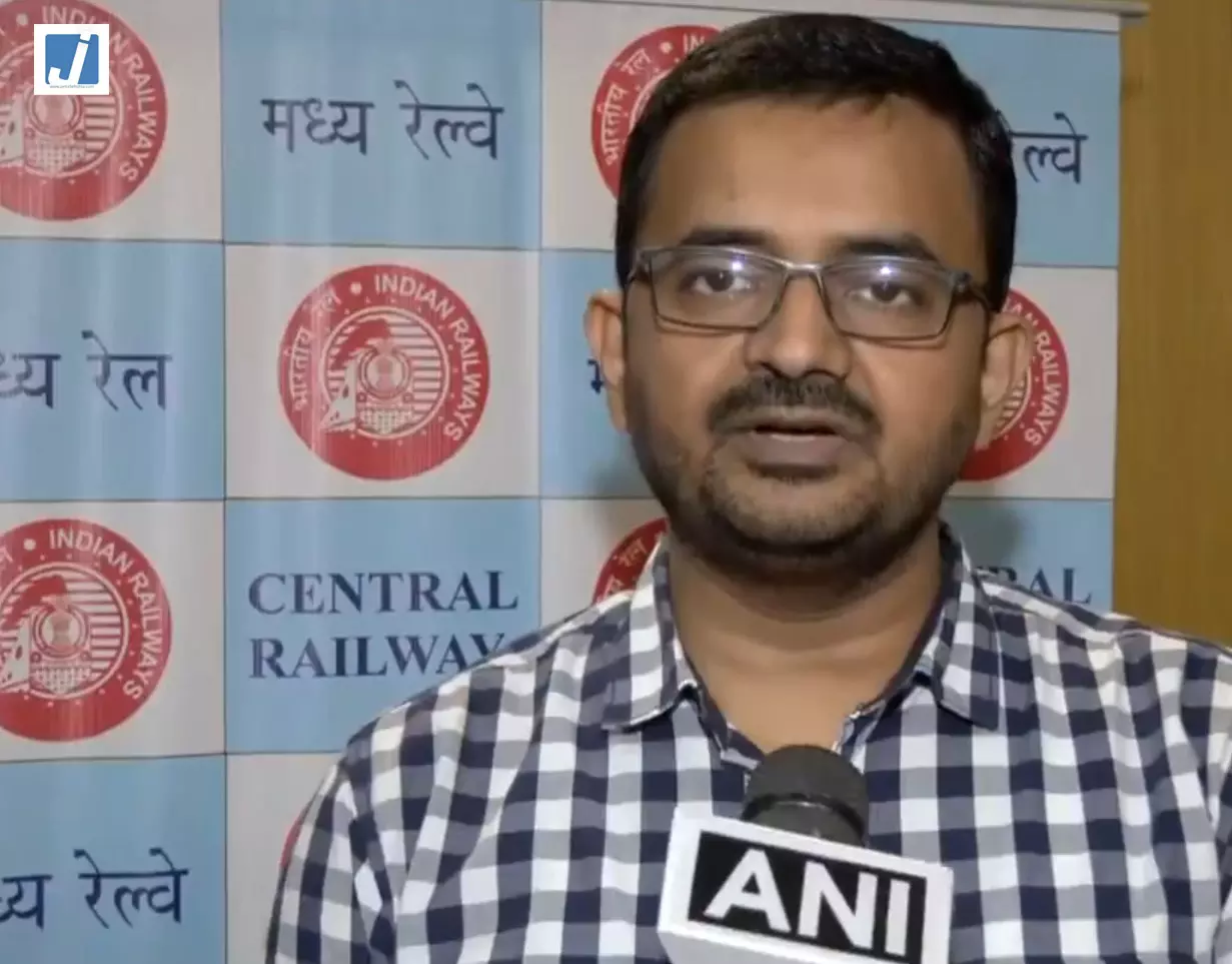 मुंबई में बढ़ेगी AC लोकल ट्रेनों की संख्या, मध्य रेलवे शुरू करेगी 12 नई सेवाएं मुंबई में बढ़ेगी AC लोकल ट्रेनों की संख्या, मध्य रेलवे शुरू करेगी 12 नई सेवाएं