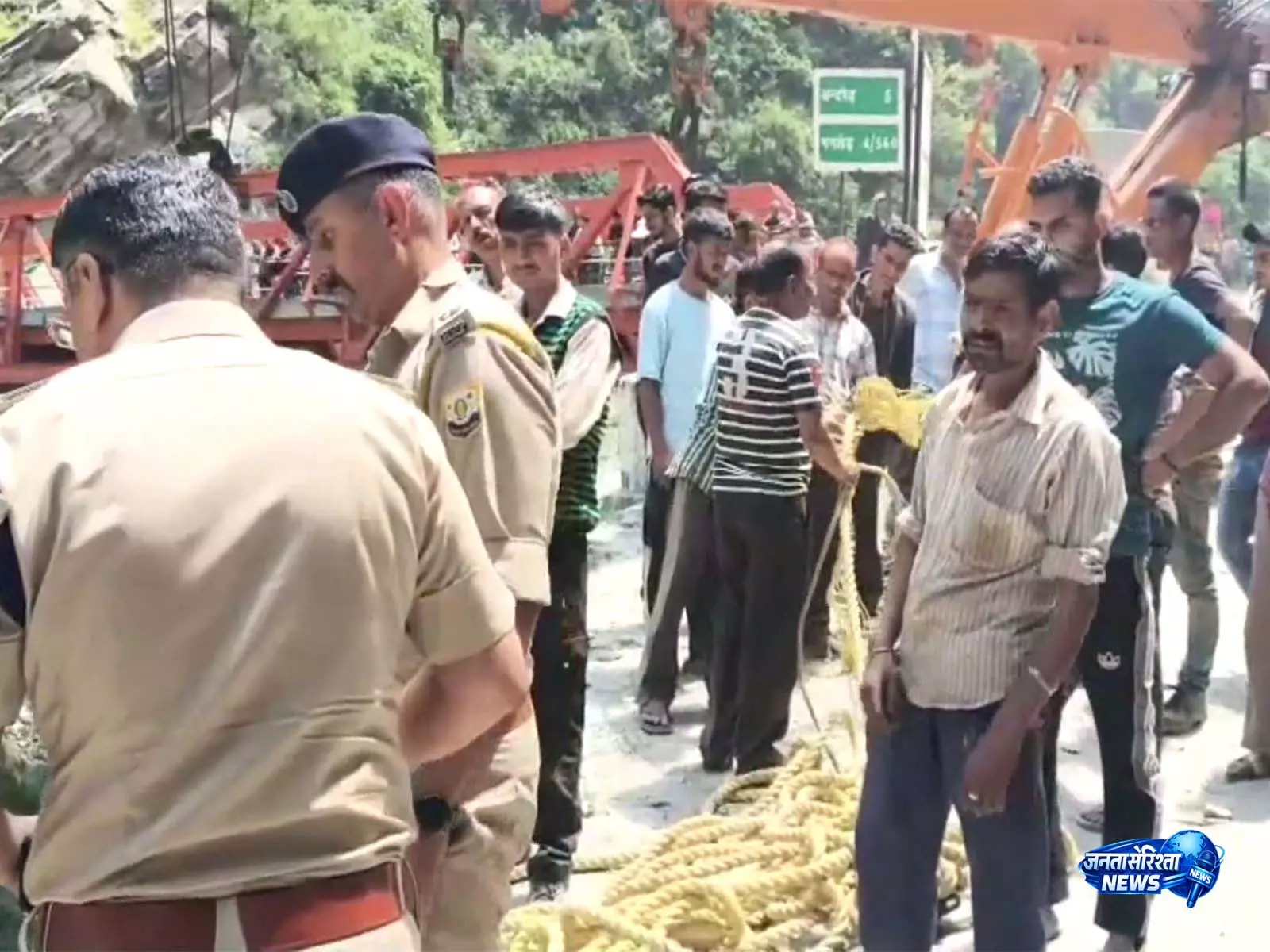 हिमाचल प्रदेश के Chamba में कार खाई में गिरी, चार लोगों की मौत, एक घायल हिमाचल प्रदेश के Chamba में कार खाई में गिरी, चार लोगों की मौत, एक घायल
