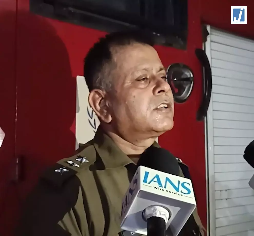 जौनपुर में फर्नीचर गोदाम में भीषण आग, कई दमकल गाड़ियों की मदद से पाया गया काबू जौनपुर में फर्नीचर गोदाम में भीषण आग, कई दमकल गाड़ियों की मदद से पाया गया काबू