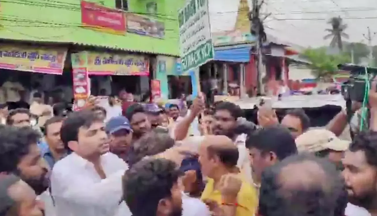 Andhra: किसानों ने YSRC नेताओं को रोका, पथराव किया