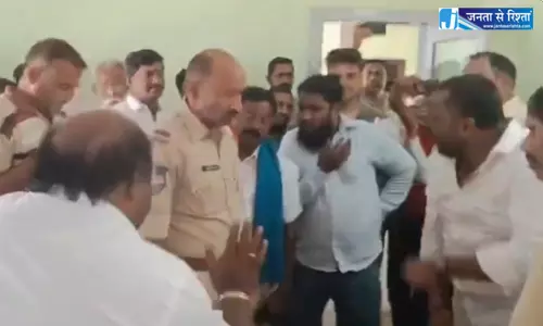 कलमा पढ़ाने का आरोप, उर्दू टीचर पर टूट पड़े बीजेपी नेता, थप्पड़ जड़ा