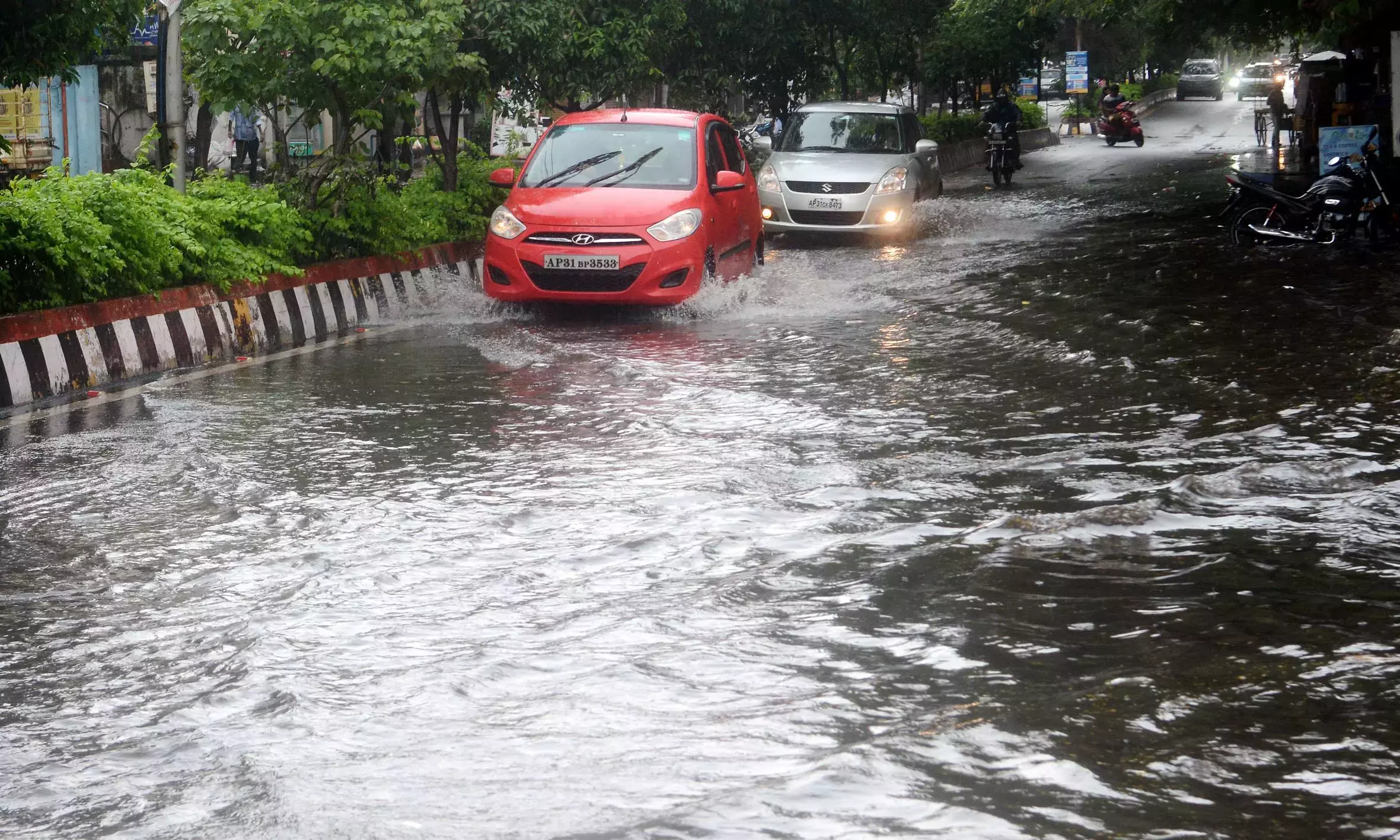 Andhra: आंध्र प्रदेश के कुछ हिस्सों में भारी बारिश