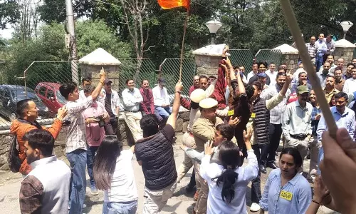 छात्र समूहों के विरोध प्रदर्शन के दौरान ABVP कार्यकर्ताओं की पुलिस से हाथापाई